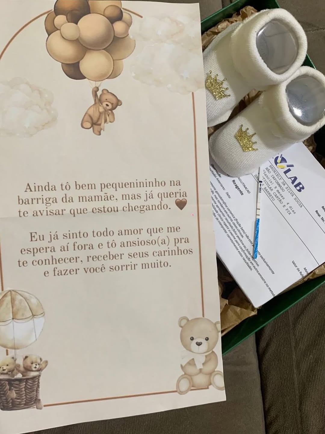 Eu descobri que ia ser tio através de uma caixa simples: um par de sapatinhos e um teste positivo.

Na hora, não teve muito discurso. Só a sensação clara de que algo tinha mudado.

Minha família cresceu.
E eu também.

Eu vou ser tio. E isso já é suficiente pra marcar um novo capítulo. @bruniely_1  obrigado por me fazer o tio mais feliz do mundo. ❤️❤️❤️