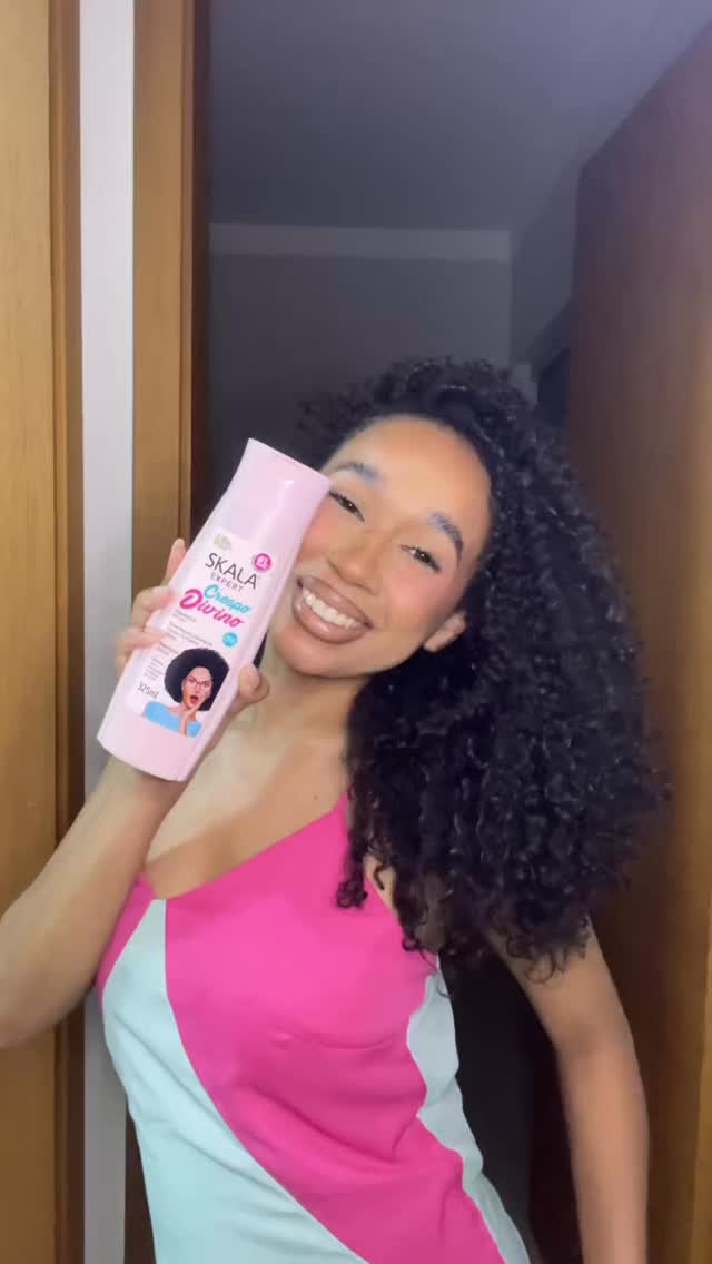 Depois de um dia inteiro de trabalho, nada melhor do que ter um momento de autocuidado com @skala 💖

Usei o shampoo da linha Crespo Divino que tá com formula nova, simplesmente perfeito! Você já conhecia essa linha? E amiga, é pra todos os tipos de cabelo tá… aproveita pra testar também ✨

#skala_d5c5 #novaformula #publi #cachos #fy