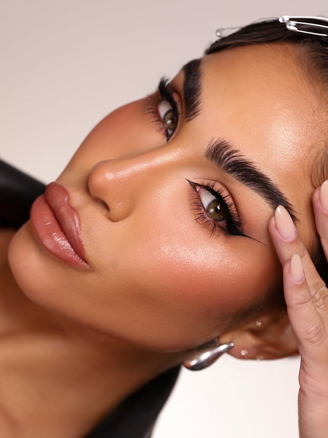 Pele com viço, acabamento natural, textura real, blush pêssego queimado e um delineado preciso que valoriza o olhar.
A maquiagem perfeita não esconde quem você é, ela realça a sua melhor versão.
