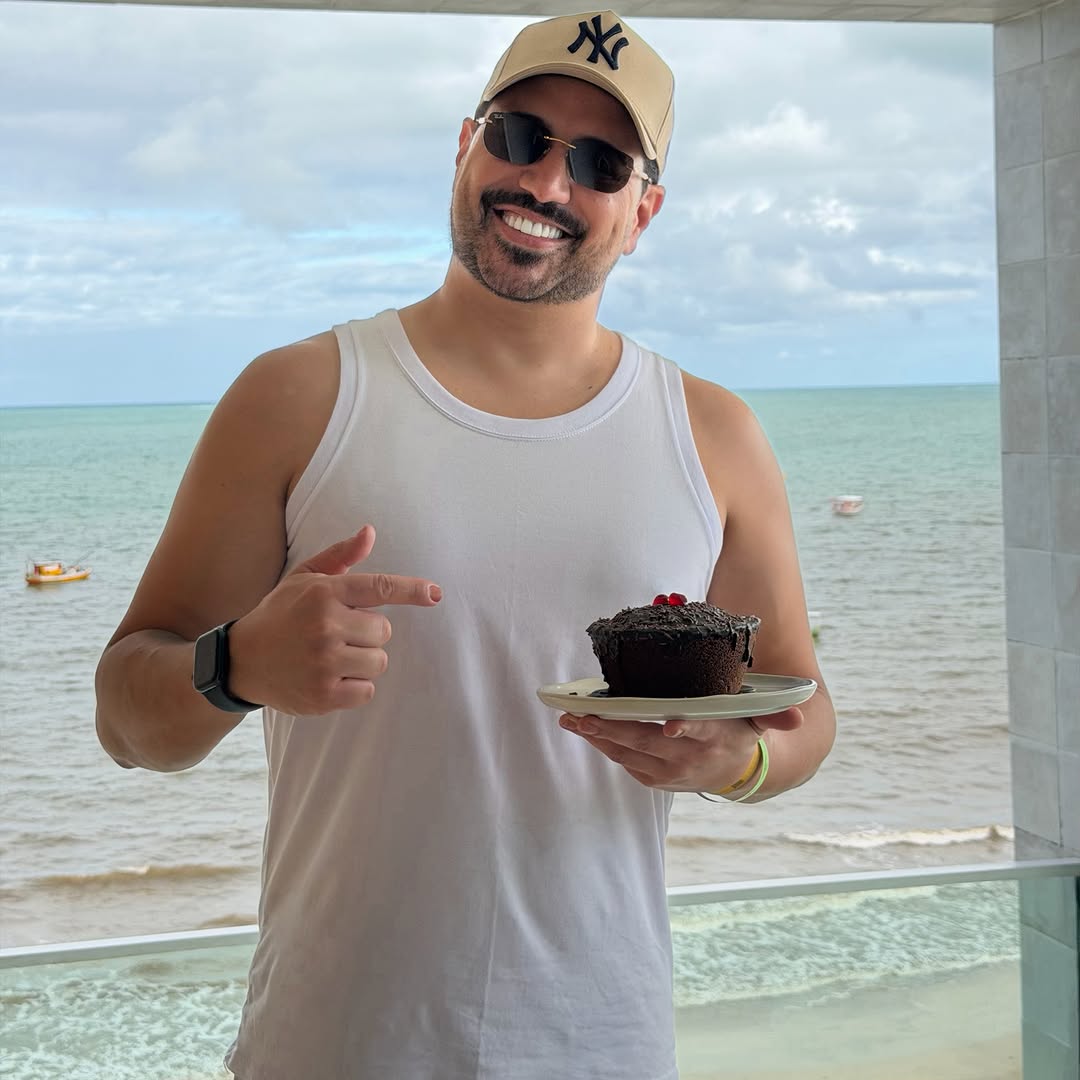 O aniversário foi ontem, mas a comemoração continua! 🥳 Gratidão define esse momento. Primeiramente obrigado, Deus, por tantas bênçãos, saúde e oportunidades. E obrigado a cada um que faz parte da minha história….Vocês fazem parte de tudo isso! 
.
.
.
#hair #aniversário #haircolor #chacaraklabin