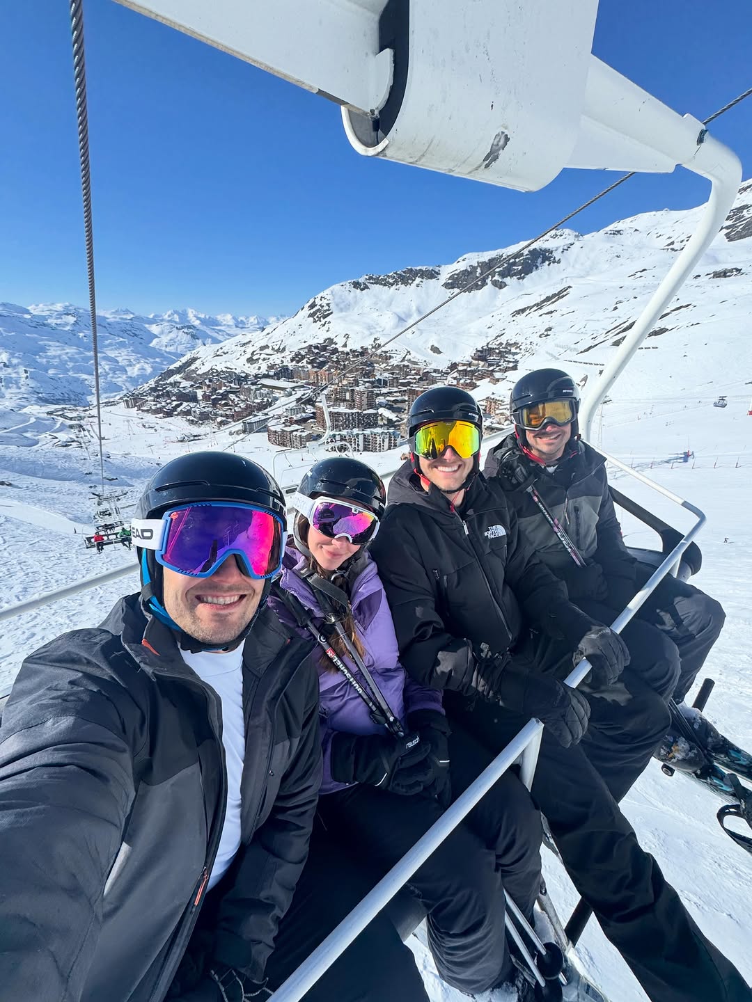 A ski trip is always amazing, but with friends, it reaches another level.Unforgettable days with these people in Les Trois Vallées. Already counting down the days until the next ski season.🎿⛷️✔️🇫🇷

#ski #troisvallées #France #Snowboard #frenchalps