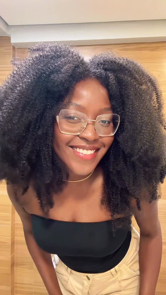 Nada como colocar um cabelo novo! 💖🥹

E vocês viram a naturalidade desse cabelo? O método usado aqui no Melanina Studio é perfeito para quem busca naturalidade e acabamento premium! 😮‍💨🤌🏿

🍃O Dia dos Namorados estão chegando, e se você quiser passar com o cabelo impecável, já me chama e agende o seu horário, já está acabando viu!? 🤎

.

#tranças #entrelace #crespas #cacheadas