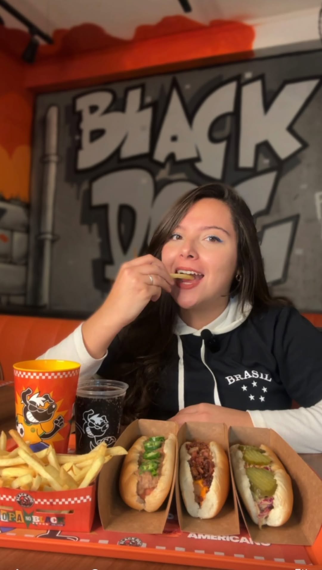 muito difícil escolher meu favorito!!!
Você também pode ficar com essa dúvida provando cada um dos lançamentos do Black Dog pra Copa do Mundo! Os dogs anfitriões ficam no cardápio por tempo limitado e na compra de um combo você ainda leva um copo colecionável exclusivo! 

*não disponível da unidade Tatuapé 
.
.
.
.
#publi #hotdog #blackdog #promoçãocopa