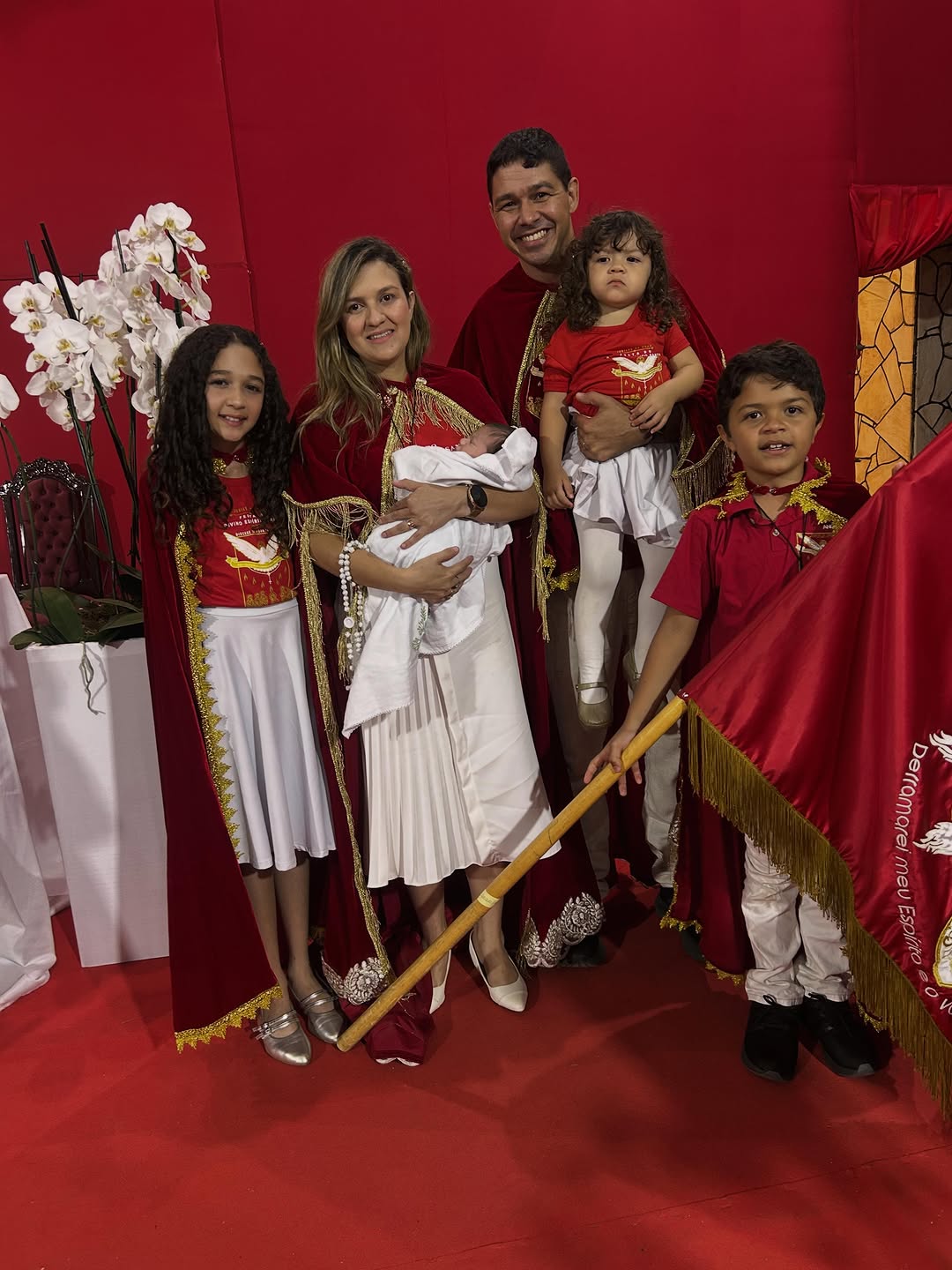 Sobre os 10 dias mais lindos e incríveis de todo ano! Viver a Festa do Divino é sempre a maior graça que temos esperando pelo Divino Consolador e suas obras nas nossas vidas! Eu simplesmente amo essa festa e Pentecostes é o mais profundo dos momentos que revivemos todo ano pedindo e agradecendo por tudo que nosso bondoso Deus generosamente nos concede a cada dia! 

E levar meu mais novo bebê nos braços presencialmente no fim de semana que ele completou 30 dias foi a maior alegria que Deus poderi