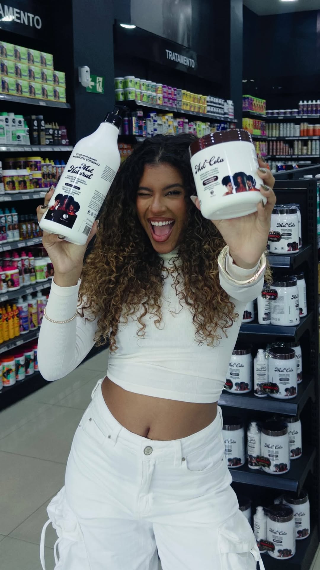 Se tem um combo que eu amo é: dia de compras na @belaferrazoficial + repor os meus favoritos da @trihaircosmeticosoficial! ✨

Passar pelos corredores e ver as nossas linhas preferidas brilhando nas prateleiras é bom demais. E claro que eu não podia deixar de falar do meu xodó absoluto: o Mel Cola. 🍯

Amiga, se você ainda não testou, apenas pare tudo e assista a esse vídeo.

Ele é o verdadeiro segredo para quem busca aquela definição impecável, controle absoluto do frizz e uma durabilidade que p