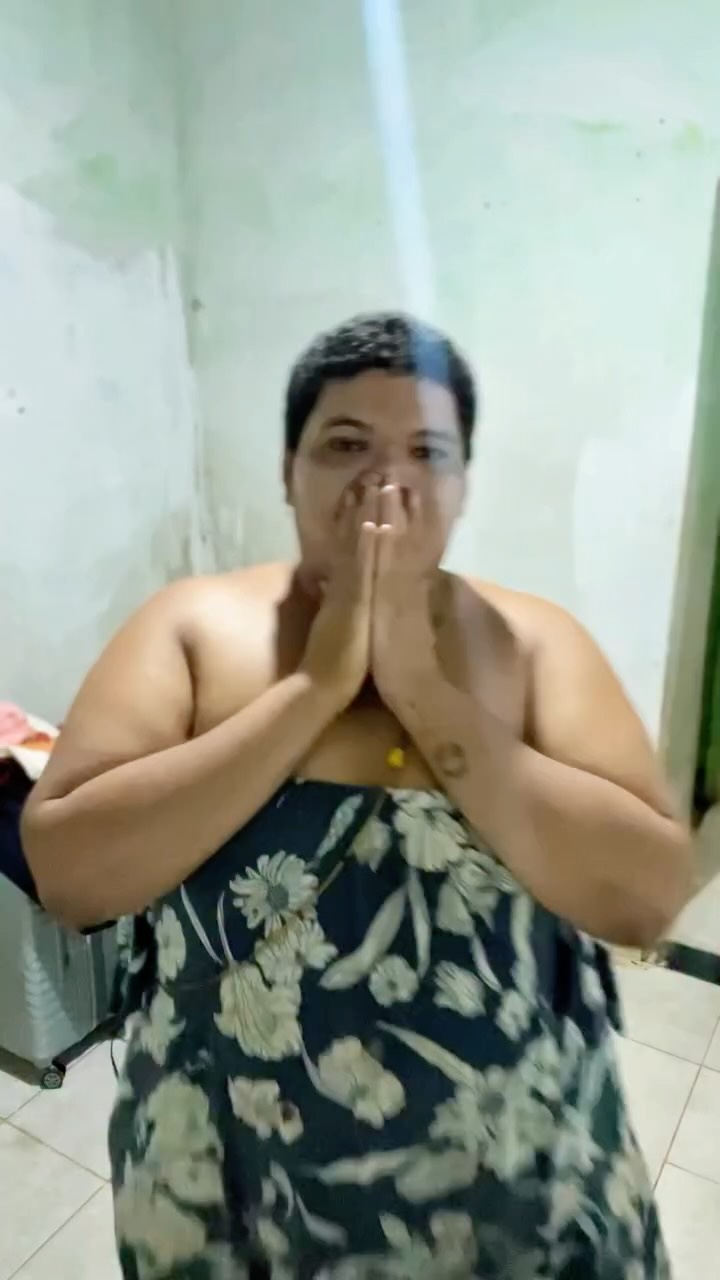 Hoje eu me despeço da minha humilde casa, em Nossa Senhora do Socorro, no bairro Parque dos Faróis, no loteamento Alto do Cruzeiro, em Sergipe, o país do forró.

Essa casa simples, de reboco deteriorado e tantas vezes julgada pelas pessoas, foi o lugar onde nasceu a DJ Quésia. Foi da simplicidade que nasceu a felicidade, a energia e a força que hoje têm ganhado o Brasil e o mundo.

Foi aqui que vivi acolhimento, afago, tristeza, aprendizados e muitas alegrias. Cada canto dessa casa carrega um pe