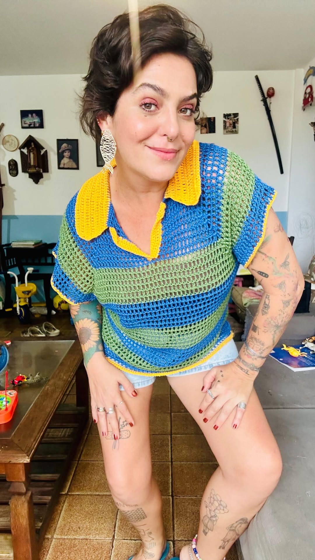 Bom dia Brasillllll 

Estamos aqui para mais um arrume-se comigo ! E é do Brasillllllll 

Eu não poderia ficar de fora desse rolê e decidi também fazer minha brusinha pra copa ! 

Pra minha versão convoquei esse fio perfeito que é o Laguna da @fiospingouin ! Ô menina pó comprar que ocê vai amar !!!! 

Eu usei três novelos do azul ( cor ondina ) , três do verde ( algas) e um novelo do amarelo ( salina) tudo com agulha 3.5! 

Essa receita é da @renatavieiracroche e vocês encontram no canal dela ! 