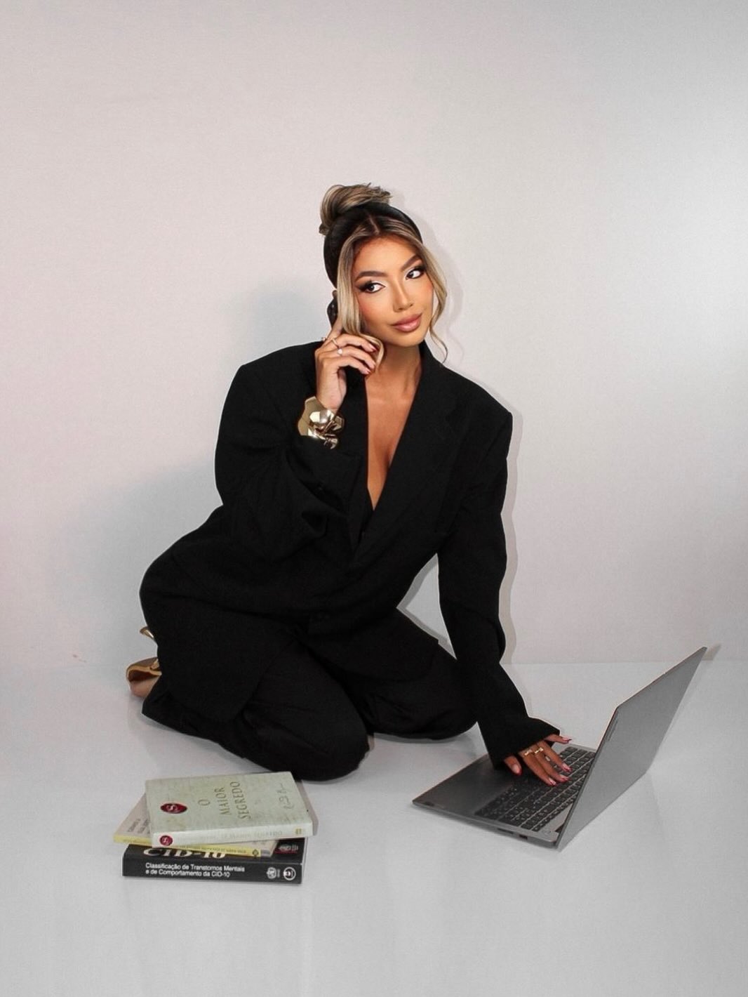 | BUSY WOMAN 📁 by @alanachicharo
🩶 hairstyle by @lugimenespenteados