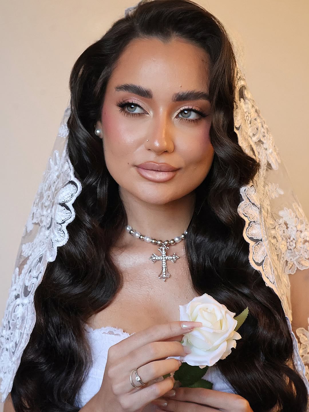 Uma beleza inspiração de noiva romântica e clássica com toque vintage e estática moderna/glamorosa 🤍✨ W/ @brenda.brennett