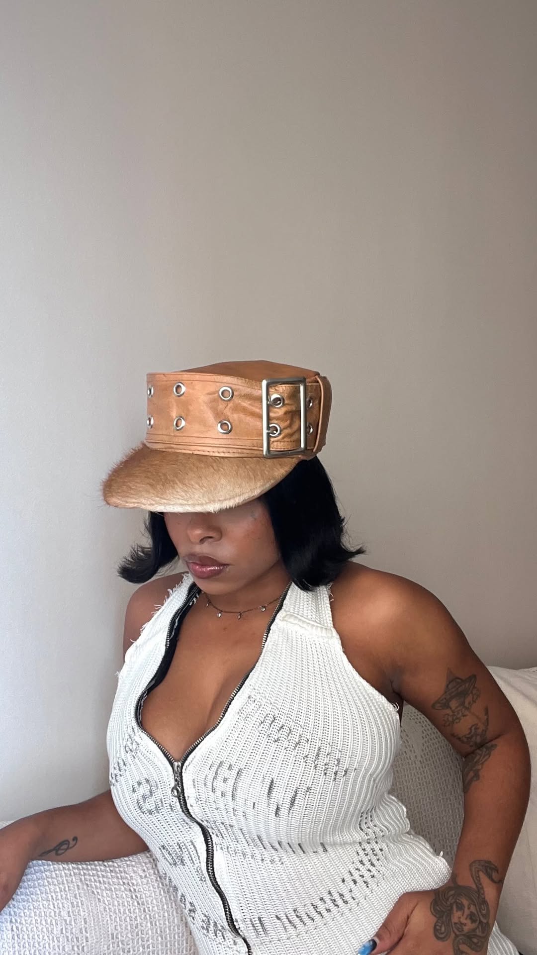 Boné de couro que fiz a partir dos retalhos de couro que sobrou da jaqueta, ficou bem grandão mesmo e eu amei o que acharam? 
.
.
.
.
#sewing #explorepage #cap #leather #art
