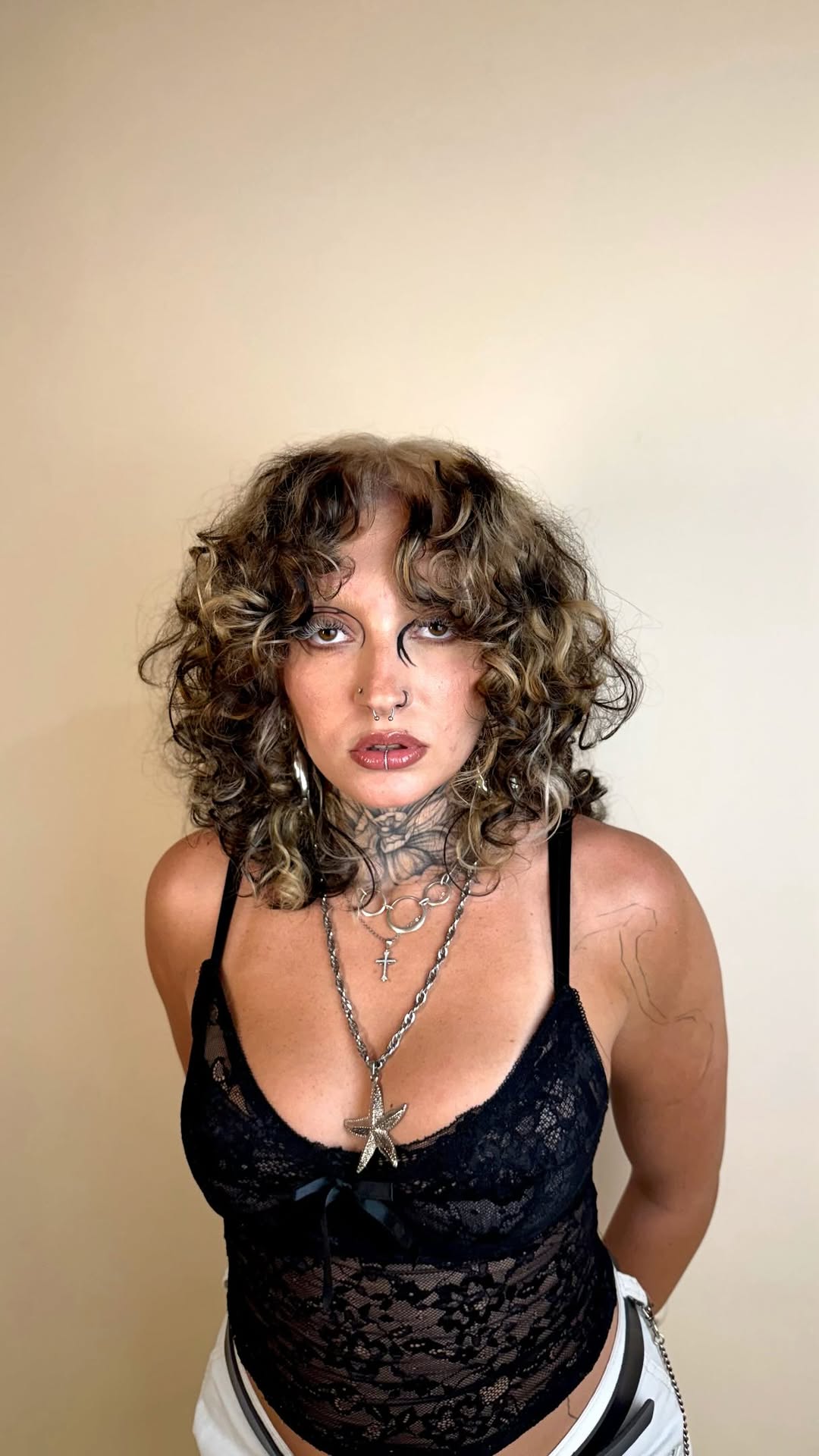 Obrigada por tudo cabelo com curvatura listradinho!!! fica lindo d++ ✨

Tava aguardando ansiosamente pra fazer um cabelo nesse estilo e a Gic deu um match perfeito na ideia :) a sobrancelha descolorida combando com os cílios foi a cerejinha do bolo!! amo 🫶

Unhas: @gic.rj 
Cílios: @allbraga.art 
Inspo: @borbolefly 

#althair #cabelocolorido #colorista #cordecabelo