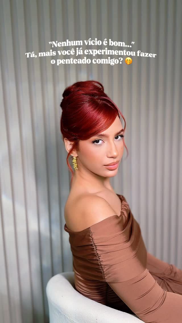 Segundo minhas clientes, o difícil é parar depois do primeiro penteado 🤭🤍

#videoviral #reels #penteados #formandas #madrinhasdecasamento