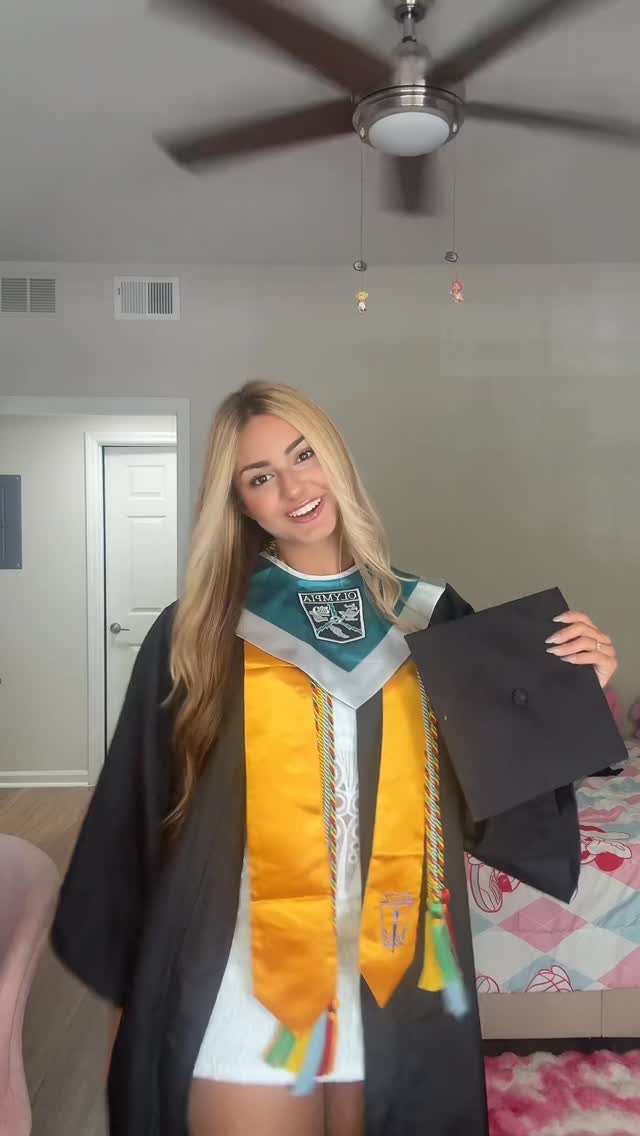 Graduation class of 2026, muito grata por tudo que a high school me proporcionou agora começando um novo capitilulo

#graduation #transicao #highschool