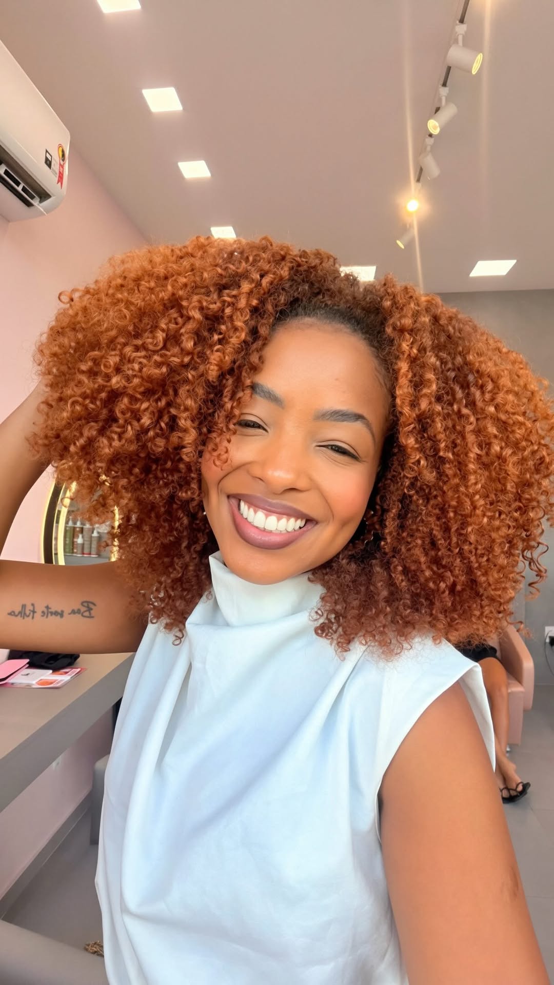 Quem também esqueceu do colo por anos e agora está correndo atrás? 🙋🏾‍♀️ Nesse vídeo eu mostro como eu recuperei o meu! 🙏🏾💜😍
🎥 Gravado no: @estudioirmaosgael 
.
.
#autocuidado #pelesaudável #cuidadoscomocorpo #reelsbrasil #rotinadebeleza