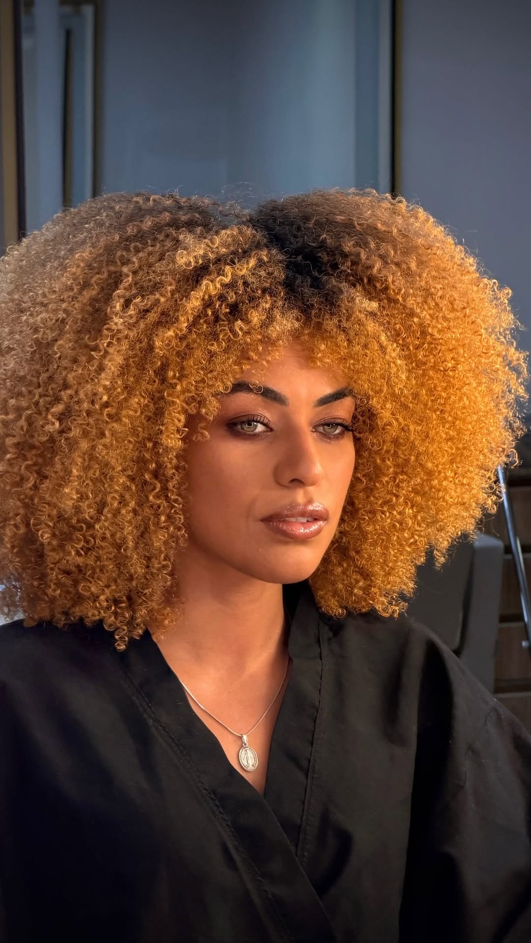 “eu confio em você.”

E talvez essa seja a parte mais séria do meu trabalho.

Porque por trás de toda transformação existe uma história e uma expectativa a ser atendia estudo, e isso exigente uma escuta atenta, técnica, estudo, responsabilidade e principalmente a saúde do fio o tempo inteiro.

beleza pra mim nunca foi só sobre estética ✨

#cabelocrespo #cabelodourado #creatormycrown