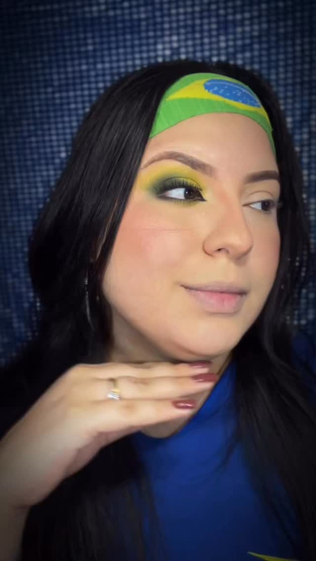 🇧🇷💚💛 Tutorial de make inspiração Copa do Mundo porque brasileiro não torce “normal” 😮‍💨

Verde, amarelo e muita personalidade pra entrar no clima dos jogos!
Uma maquiagem fácil, marcante e perfeita pra quem quer torcer bonita do começo ao fim 🇧🇷✨

Agora me conta: você torce maquiada também? 👀💚💛

#MaquiagemBrasil #MakeCopa #TutorialDeMake #neymarjr #neymarzetes