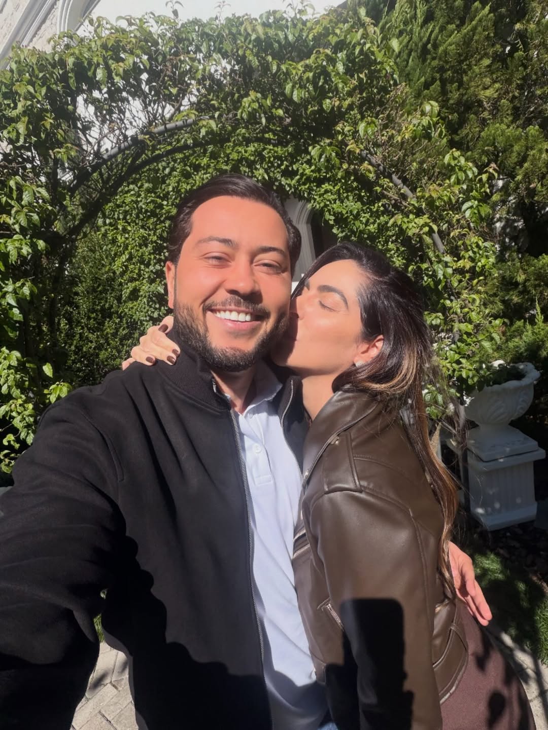 Há 3 anos a vida me presenteou com o nosso encontro… e desde então eu entendi que amor de verdade também é paz. 

Você chegou trazendo cuidado, segurança, leveza e um amor que me faz feliz todos os dias. E quanto mais o tempo passa, mais tenho certeza do quanto sou grata a Deus por ter cruzado os nossos caminhos.

“É preciso uma coincidência qualquer para que o amor se instale. Existe um certo milagre nos encontros. Não é tolo dizer que o amor é sagrado.” ✨

E o nosso encontro foi exatamente iss