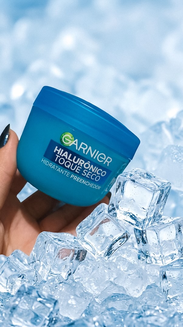 Sua pele te faz passar vergonha? Sua base não dura, e derrete principalmente no calor? 

Você precisa conhecer essa nuvem mágica dentro de um potinho azul.

E eu to falando do novo hidratante facial de Garnier. Ahã isso mesmo , o famoso que andam dizendo que diminui a temperatura da pele em até -3 Graus, toque seco, Niacinamida e vitamina C, o Hialurônico Toque seco por até 08 horas. 

Genial, revolucionário e podem acreditar pele sequinha durante o dia todo é perfeito pra usar antes da maquiage