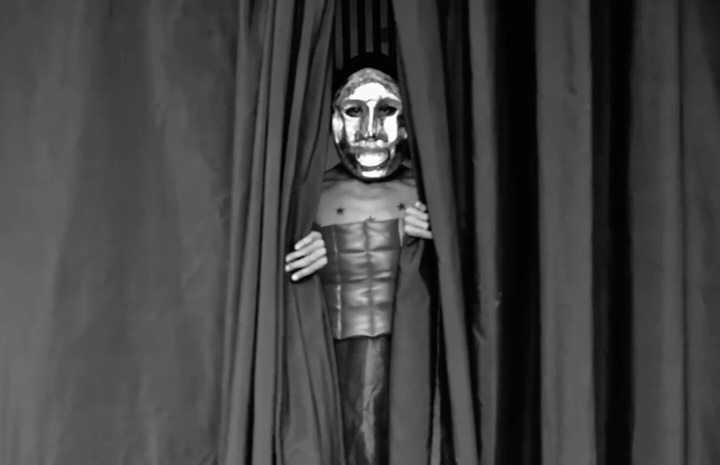 honrado em participar da feira de arte @arpa__art com a criação do figurino para a performance “ The Scape”, de Ana Mazzei, representada pela @martinsemontero

a partir da referência da artista, que trouxe como inspiração inicial a tela “O Martírio de São Quintino”, as peças foram desenvolvidas pensando no corpo, textura, movimento e repetição - nesse lugar que tanto me interessa, onde moda e arte se encontram.

obrigado @mazzeiana pelo convite e pela troca 🤍