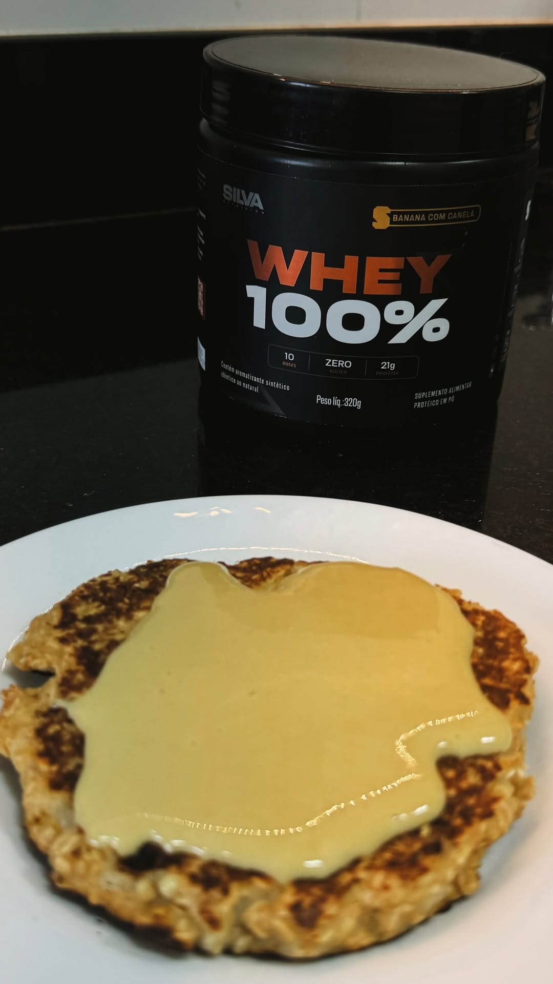 Panqueca de banana com caldinha de whey tem sido meu TOP1 lanchinho da tarde recentemente 🍌

Com pouco mais de 5 minutos você consegue um lanche fácil e proteico! 

Ah, e fica MUITO melhor com o whey da @silvanutrition >> para hoje o escolhido foi o sabor de Banana com canela

🏷️ BALDANZI