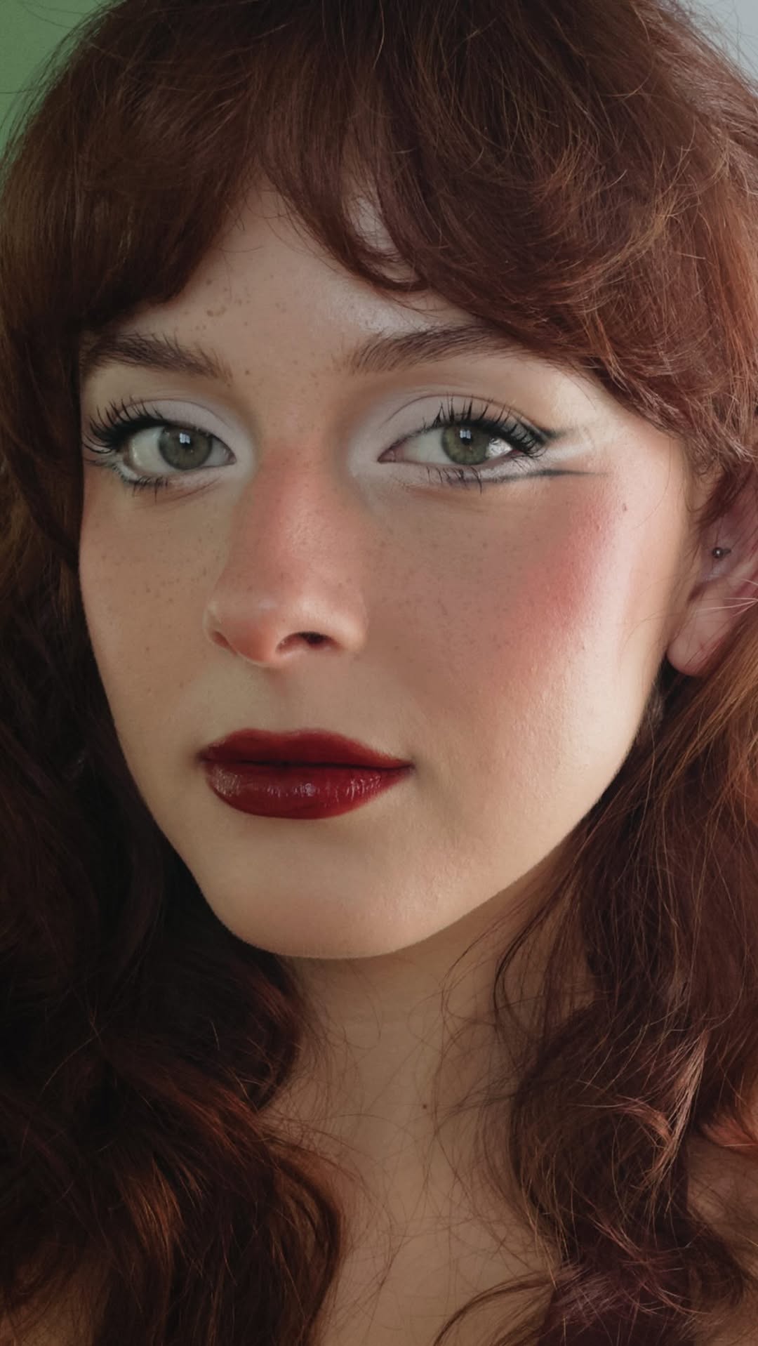 aceitas um tutorial de maquiagem? 

produtos usados: 
hidratante firmador pró colágeno e gua sha @sallve 
base hy-glam @natashadenonabeauty 
corretivo radiant creamy, blush afterglow cor orgasm rush e lip oil afterglow @narsissist 
blush em stick cinnamon @vizzelaoficial 
BT velvet cor cappuccino @linhabrunatavares 
mono blush cor hotshot e sanguine e batom cloud lab lip clay cor smokey nostalgia @kaleidosmakeup 
lápis de olhos branco e preto @quemdisseberenice 
quarteto de sombras silver @avonb