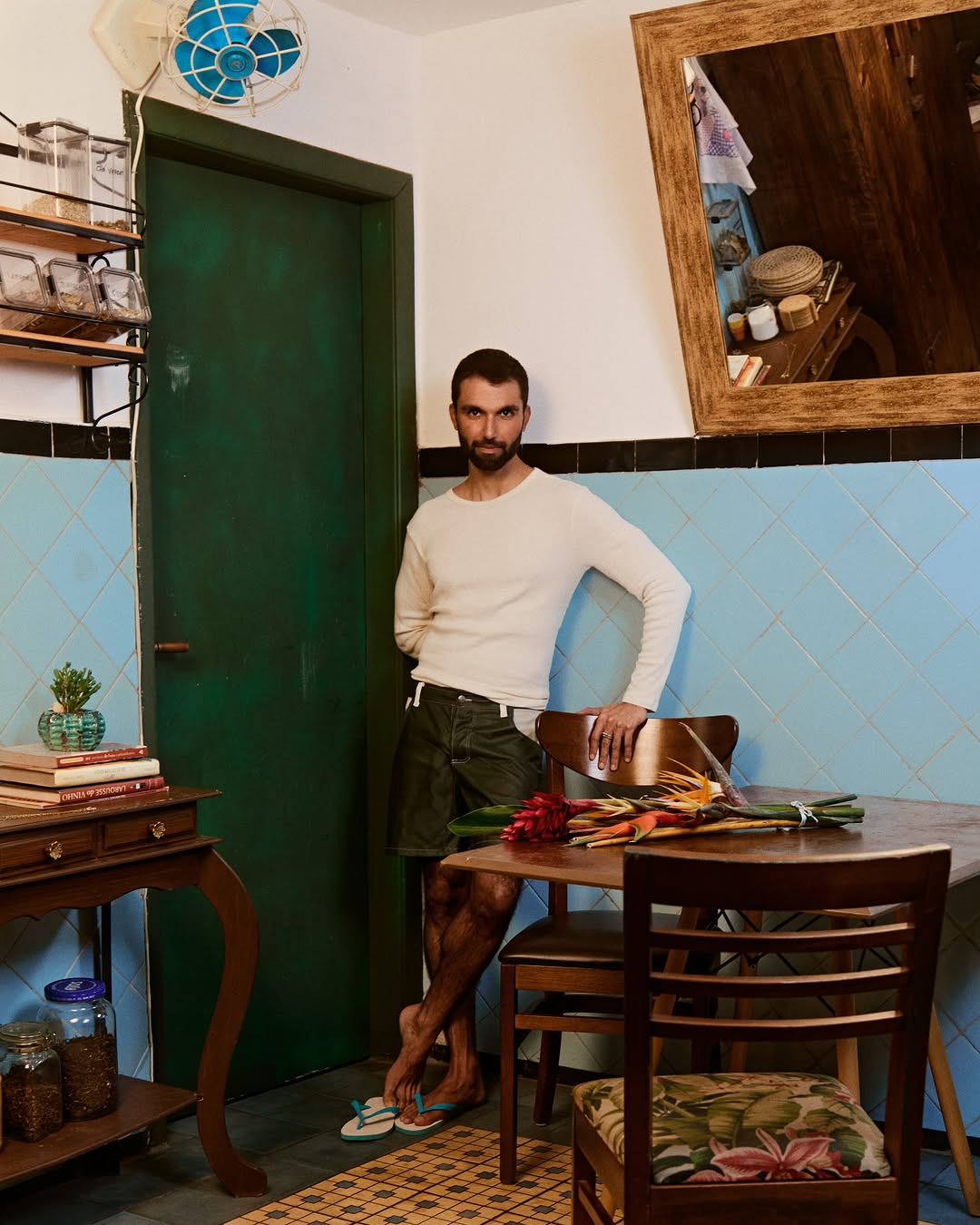 @silva “ROLIDEI” 🌊💙

styling @portilhol
@silva veste @havaianas @tommyhilfiger @reformulareformula @handredstudio @osklen @hm @carneiro_sstudio 
fotografia digital @wall404 
fotografia analógica @gustvovieira 
direção criativa @gabe_____lima @gustvovieira
produção @puritana.co 
assist produção @cactusblackk 
beauty @mayramrn
direção de arte @andersonrodriguez @cassioonohara
revelação 35mm @s3tstore