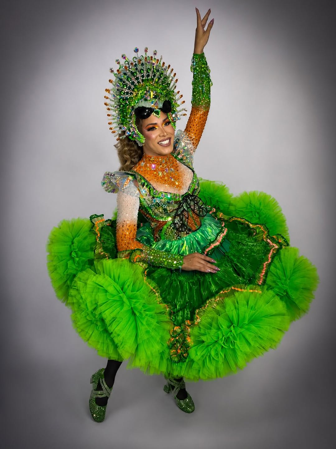 #tbt de um dia incrível✨💚🪲
Beuaty: @_jonas_tenorio_ 
Arranjo: @borges_betania 
Bordados: @borges_betania 
Hair: @por_elyqueiroz 
Anáguas: @dtatelie_ 
Figurino: @dtatelie_ 
Apoio: @jacicleidelaurian @peppa_noronha