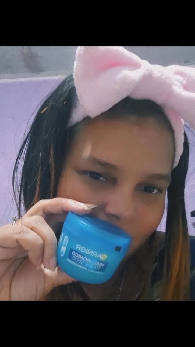 ​Gelo na pele funciona? Funciona! Mas e a praticidade no dia a dia? 🧊👀
​O choque térmico da água com gelo é ótimo para ativar a circulação, desinchar o rosto e fechar os poros temporariamente. Mas o efeito passa rápido e o hábito pode até sensibilizar a pele.
​Por isso, eu substituí a bacia de gelo pelo Garnier Hialurônico Toque Seco e o resultado foi outro nível:
​🧊 O gelo: Fecha os poros por minutos e dá trabalho.
🧴 O Garnier: Controla a oleosidade por até 12h, reduz poros visivelmente e a