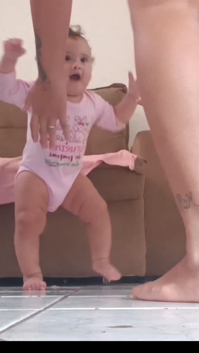 Como passa tão rápido, você tá andando meu amor!#maternidade #bebes #trending #viral #babygirl