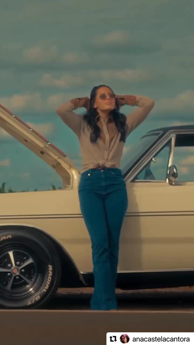 E o tanto que esse clipe ficou lindo? ✨

Para a gravação de “É Que Eu Não Te Esqueci”, tive o desafio de criar os figurinos da Ana e do Luan, com a missão de trazer toda a atmosfera dos anos 70 para a tela.

Para isso, apostei em elementos clássicos da época, como camurça, franjas, camisas, jeans sem lavagens e o tradicional xadrez. A ideia era criar looks autênticos, que conversassem com a narrativa do clipe e ajudassem a contar essa história através da moda.

Foi uma correria daquelas, com pou