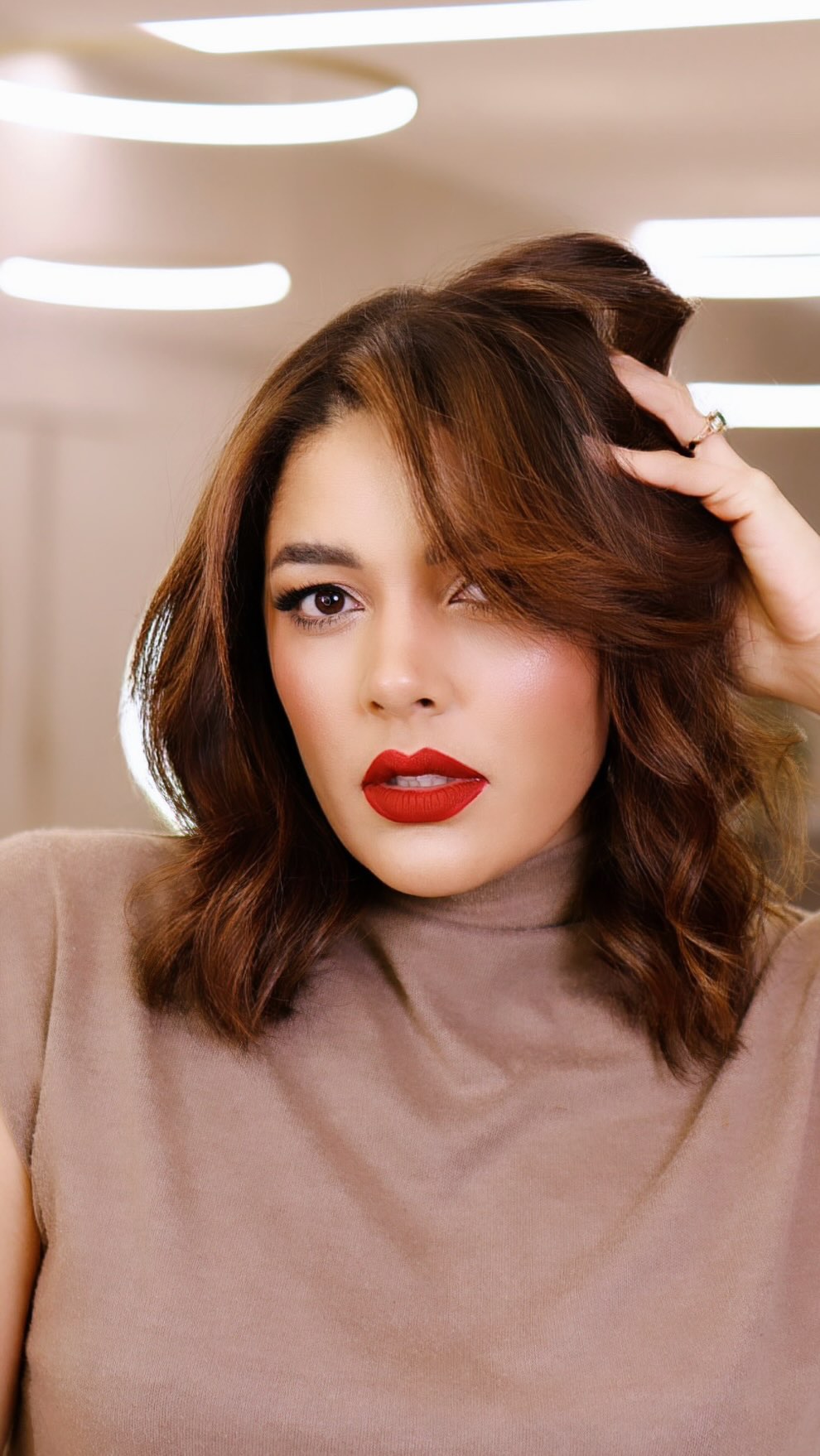 Aquela transição que muda tudo, inclusive a autoestima! ✨ Nada melhor do que estar nas mãos de uma profissional que entende perfeitamente como valorizar o nosso cabelo, mantendo o brilho e a saúde dos fios impecáveis. Tô completamente apaixonada por esse resultado e radiante com esse resultado!
Obrigada por tanto @alinellongo vc arrasa demais !!!
Make by @laislima.beauty 

Agradeço tbm ao @gardenandhair

#belezafeminina #beleza #viralizar  #cabelos #ᴇxᴘʟᴏʀᴀʀ