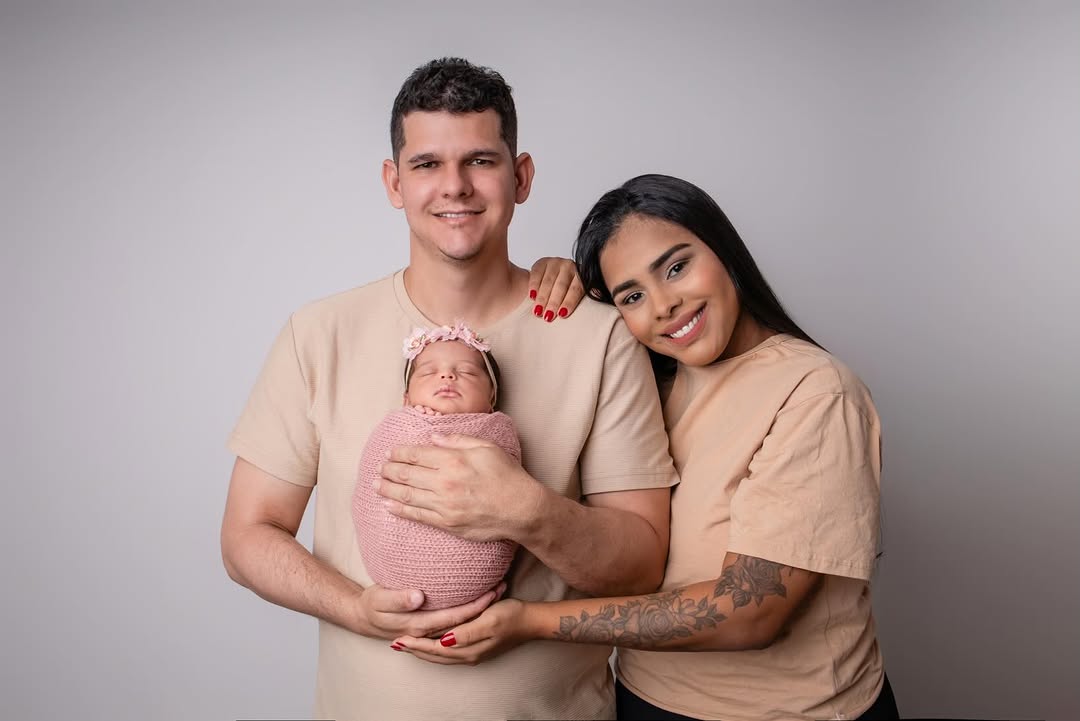 Nós três. E, de repente, tudo ficou completo. 🤍👨‍👩‍👧✨” 💕