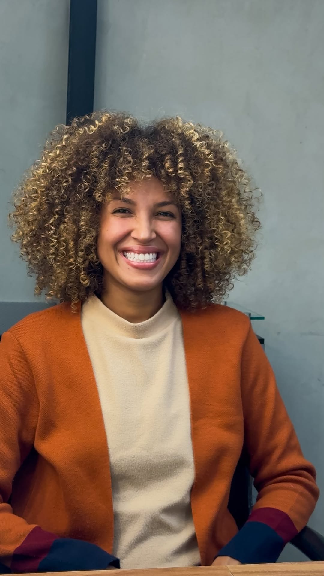 Corte, coloração e técnica pensados para valorizar ainda mais a beleza, a presença e a essência da nossa Globeleza Erika Moura.

✨🤍 O resultado é aquele visual que ilumina, movimenta e transforma sem perder a identidade.

Quer viver a sua transformação também? Agende seu horário e venha realçar a sua melhor versão. 🫶🏽

📲 +55 11 95728-1572
📍 Al. Jauaperi, 1363 – Moema