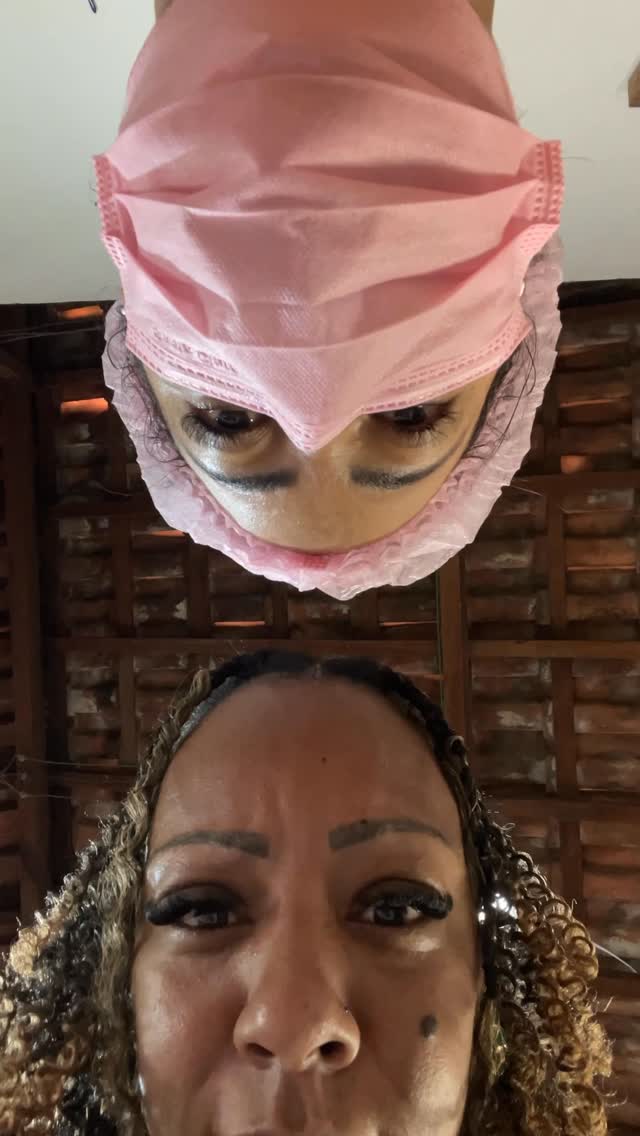 Eu e a manicure tentando continuar profissionais depois da bomba que acabou de chegar no WhatsApp. 😂
.
.
#meme #fofoca #manicure #votuporanga #foryou