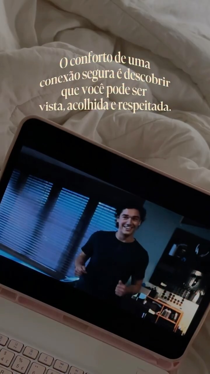 O conforto de uma conexão segura é descobrir que você pode ser vista, acolhida e respeitada.

Para quem passou muito tempo se sentindo julgada, mal interpretada ou tendo que medir cada palavra antes de falar, isso pode até parecer novidade.

Existem relações em que você está sempre tentando explicar suas intenções. 

Até encontrar alguém com quem você não precisa se defender ou provar algo o tempo todo.

Quando nosso sistema emocional deixa de operar em estado de alerta e entende que o outro pod