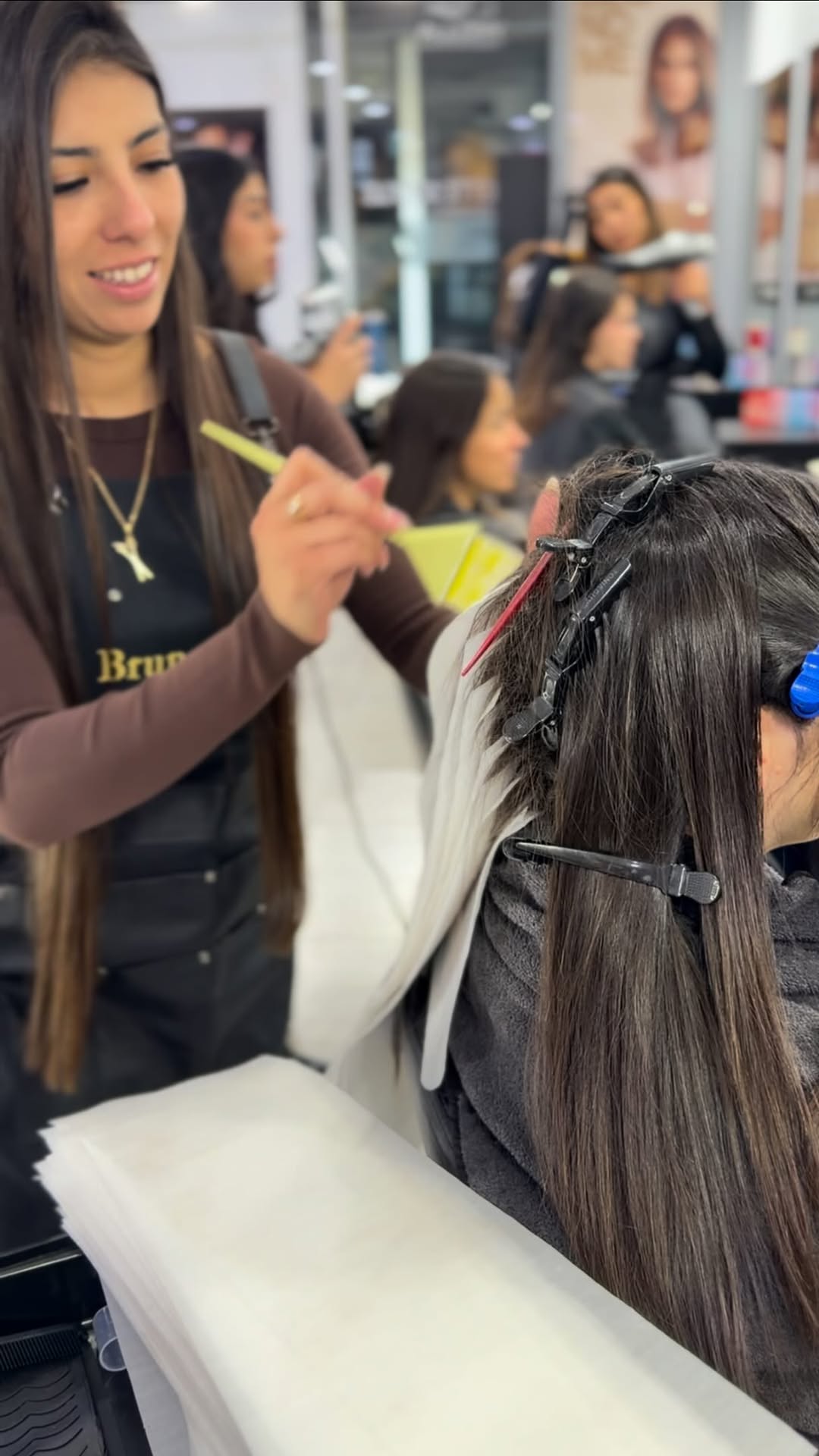Ilumina sin dañar 🫶
Con mi técnica de Babylights sin decoloración podemos aclarar entre 2 y 3 tonos, dependiendo de tu color natural, logrando un resultado sutil, elegante y con aspecto natural ✨🤍

Cuéntenme que les pareció este cambio?🪄 

Pueden agendar su cita directamente al link que se encuentra en el perfil 📲 ✅
.
.
.
.
.
.
.
.
.
.
.
.
.
#viral #hair #babylights #balayage #viralvideos