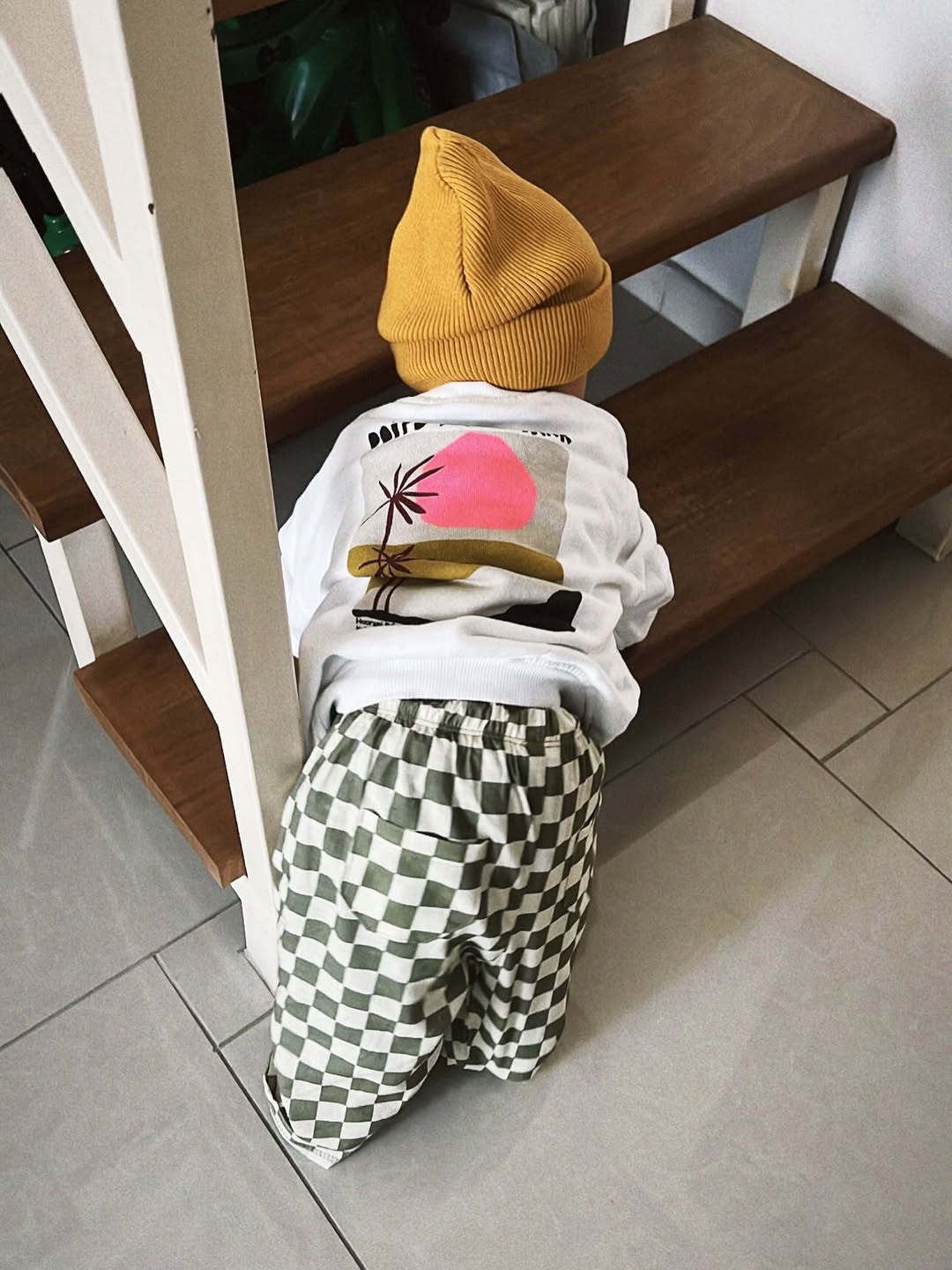 Onde há uma escada, há um bebê planejando algo. 😂

Calça @useteteco 
Moletom @zara
Touca @zara 

@ita_gomes