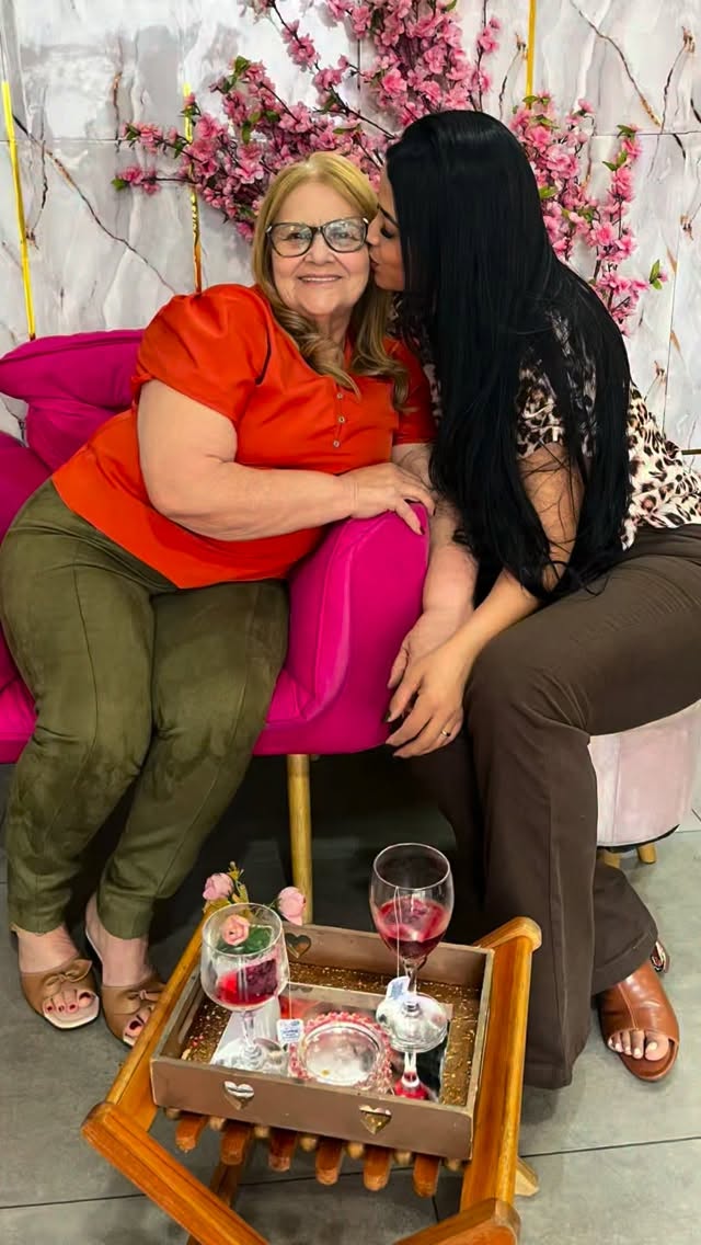 Gratidão a @studiocristianysilva que preparou essa experiência completa para eu prestigiar a minha Rainha ❤️👑 E se assim como eu você quer proporcionar esse momento único e curti-lo ao lado da sua Rainha, já adquira seu Voucher e agende com a Cris o Dia de Rainha 💫 uma experiência completa e inesquecível para sua Mãe se sentir muito amada!!
.
.
.
#rainha #diadasmaēs #mãe