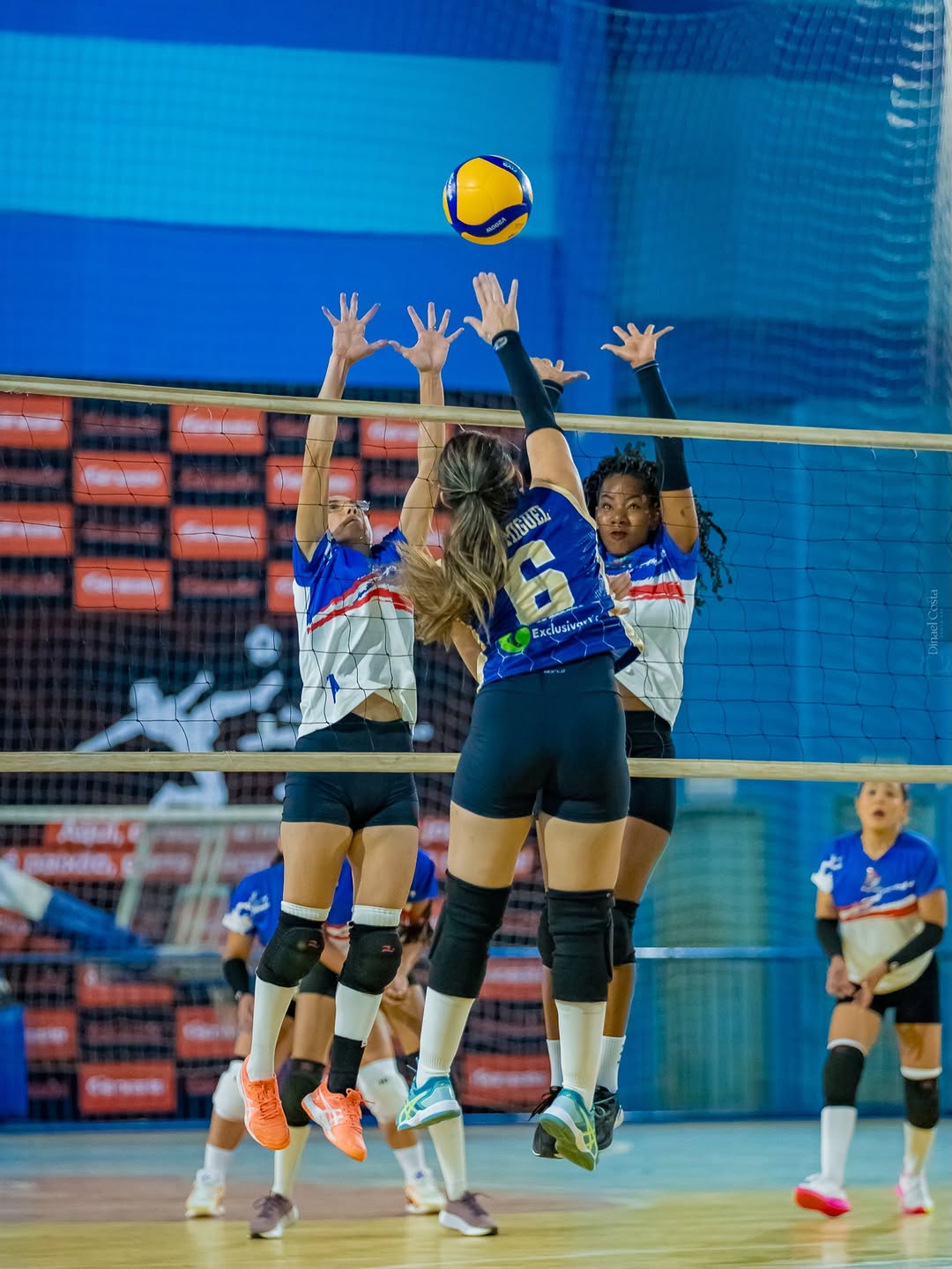 38º Anos de Mãe do Rio - Jogos Esportivos 💙❤️

+1 anos sendo INVICTAS no voleibol feminino, a mãe tá de voltaaaaa. Obrigada Deus e ao meu time por mais um título! 🙏🏻😆💙🏐🔥

• A6 🤫🔥

Agradecimento aos nossos patrocinadores: 
@amandar_personal @jardel_rabelomdr @jm_bebidas23 @exclusivartss