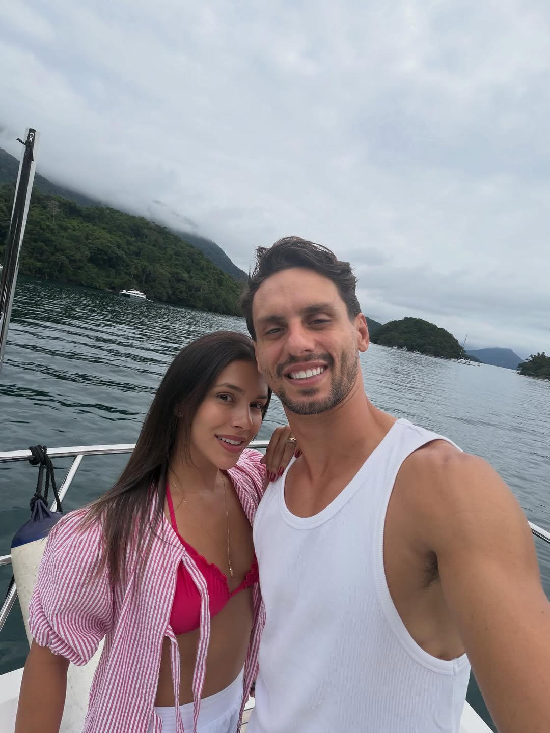 Vivendo e postando depois ! Essa sou eu, viagem, mar, piscina, feriado, amigos, crianças e obra 🥰✈️🤯🙈🙊
Qual foto você se identifica mais ? Ahahah ultimamente tô na vibe Sofie !