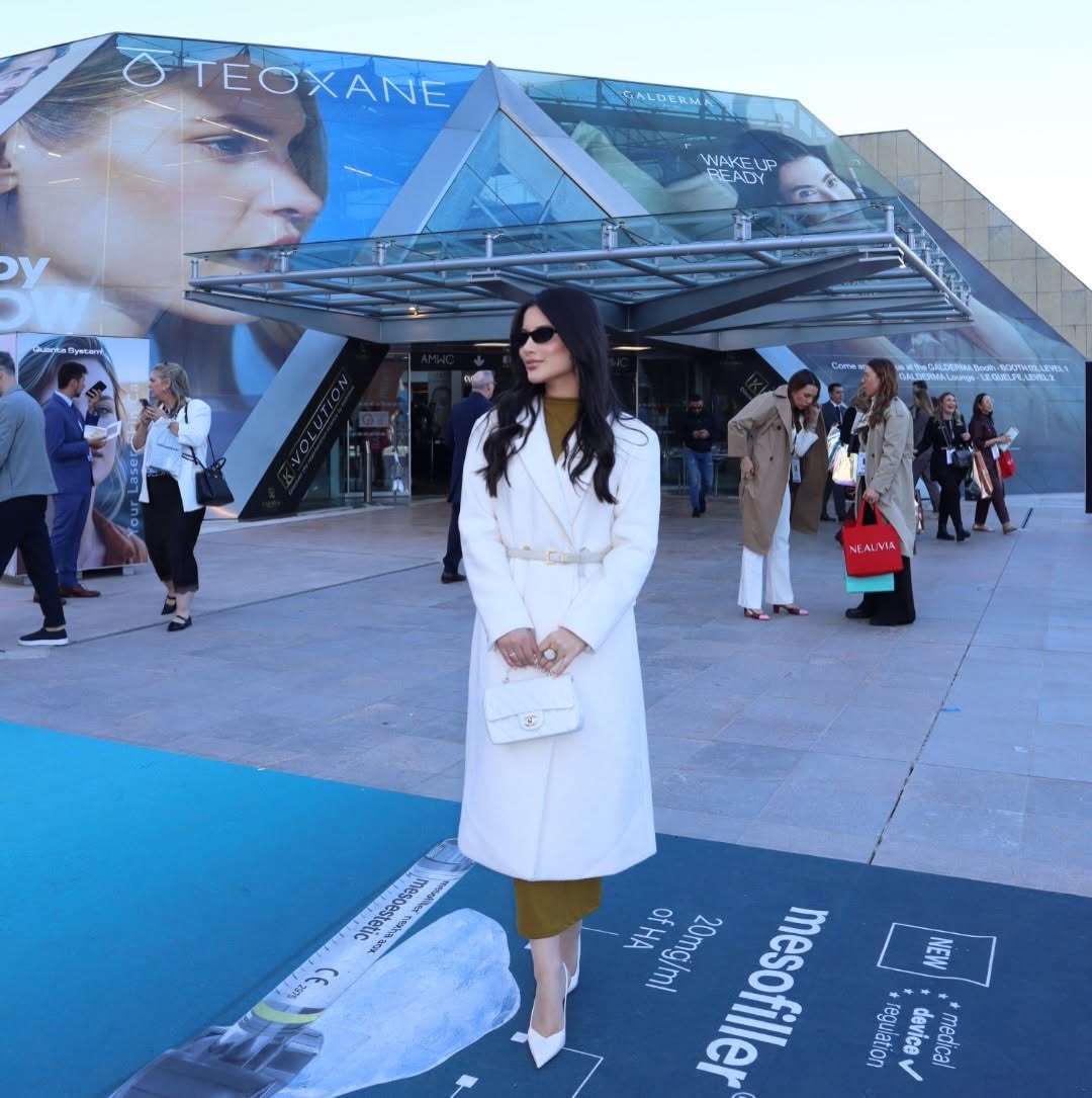Tem viagens que passam…
mas existem experiências que continuam transformando a gente muito depois do embarque de volta.
Fotos e insight do AMWC Monaco que não poderia deixar de postar. 
Olhando hoje, eu consigo perceber o quanto aquela Carla voltou diferente.
Mais madura, mais preparada, mais consciente do que queria construir.
Às vezes a gente acha que certos momentos ficaram no passado…
mas a verdade é que alguns deles continuam refletindo em tudo que estamos vivendo hoje. ✨