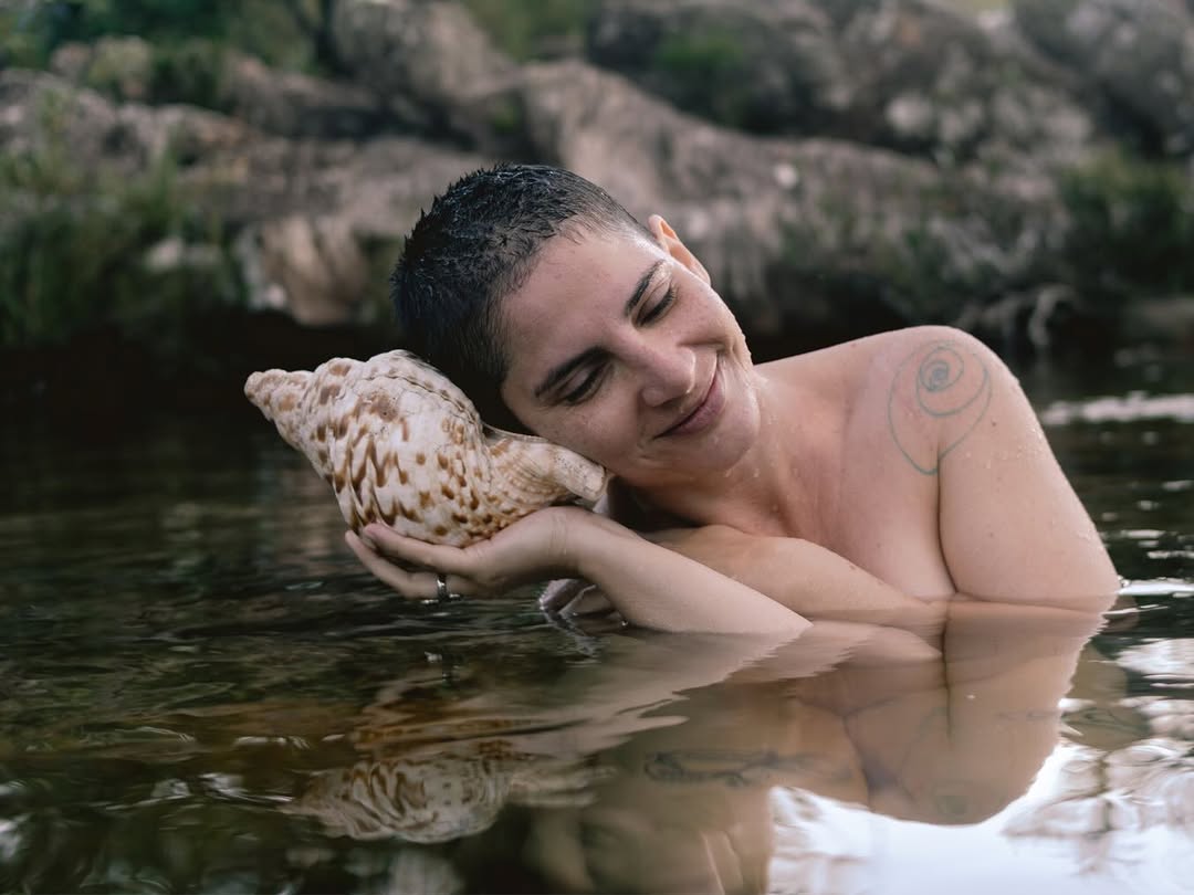 “Por que é o movimento da vida, o espiral. 
Tá no seu DNA.”

E assim como a água, o corpo pode ser também esse percurso de investigação entre os mundos. Consciente e inconsciente. 
Precisando nada mais que a presença nele, pra transfigurar as linguagens de um para o outro. 
Menos subjetivo do que parece, a gente fala também da matéria. Do que tá acontecendo diante dos olhos atentos quando temos. 

Aprendo com Sah, enquanto admiramos mutuamente nossos trabalhos e trabalhamos juntes. Aprendo e amo