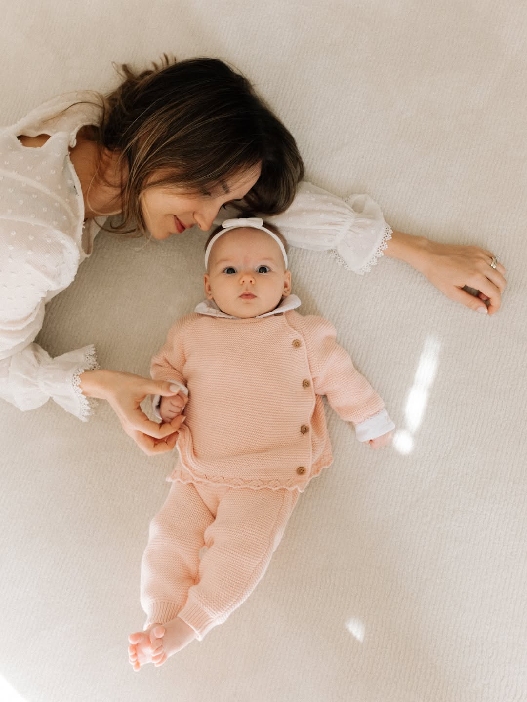 Meu primeiro Dia das Mães ocupando a função mais pura e transformadora que existe. Georgia chegou e ressignificou a minha vida! 

Entre todas as experiências que alguém pode viver, acredito que não exista nada que se compare à maternidade. Uma entrega silenciosa, profunda, diária… onde cada renúncia vale a pena diante de um olhar pequeno que derrete qualquer cansaço, medo ou pressa.

Depois que ela chegou, o mundo ao redor mudou de tamanho. Coisas que antes pareciam urgentes perderam força diant
