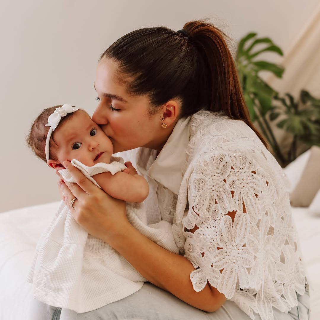 Meu primeiro dia das mães 🩷🌸

Ser mãe, na minha visão, é querer dar conta de tudo,mesmo descobrindo, aos poucos, que o verdadeiro tudo está nos nossos braços.
É aprender a respirar fundo e aproveitar cada fase, porque até nos dias difíceis existe amor. Existe luta, existe cansaço,mas existe um amor tão grande que faz tudo valer a pena.

No fim, o cansaço passa. 
Passa quando olhamos no fundo daqueles olhinhos.
Passa naquele sorriso largo que faz o mundo inteiro silenciar por alguns segundos.
E