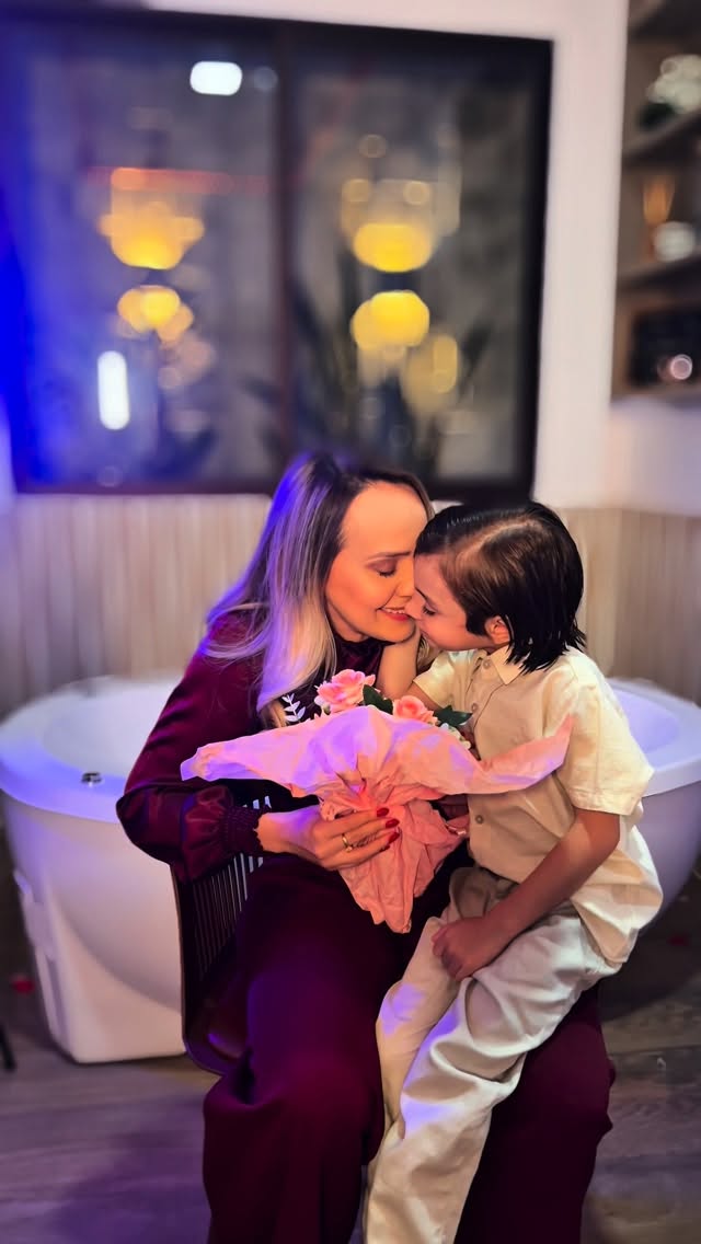 Antes de ser mãe ela era mulher, era dona de si…
Depois veio o filho e o mundo inteiro coube no seu colo! 
Mas o espelho ficou para depois! 
Hoje ela lembra de quem ela era, e decide com coragem ser tudo ao mesmo tempo!
Mulher, mãe e agora também PRIORIDADE!
O presente não é o buquê, é o cuidado que volta a caber na agenda e no corpo! 
Feliz dia das mães!