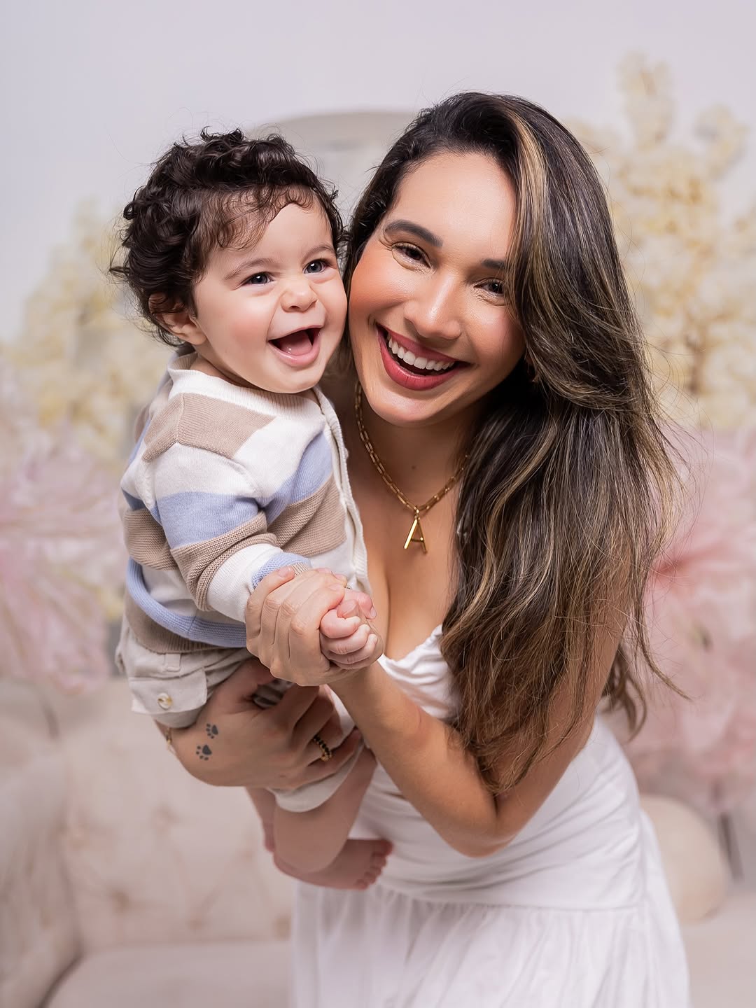 Carta aberta para José Miguel 💙
(Especial Dia das Mães) 

Meu filho, hoje é meu primeiro Dia das Mães com você nos meus braços… e enquanto escrevo isso, meu coração transborda de amor e gratidão.

Você chegou tão pequeno, mas ocupando um espaço tão gigante dentro de mim. Desde o instante em que ouvi seu chorinho pela primeira vez, eu entendi que nunca mais seria a mesma mulher. Você me transformou em mãe… e essa foi a versão mais bonita que Deus já me permitiu viver.

Às vezes fico te olhando d