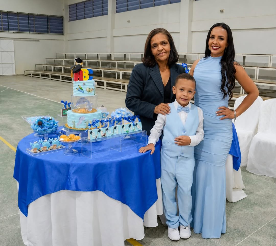 Mãe, a senhora é instrumento de Deus na minha vida em todos os momentos. Mesmo diante das lutas, das dificuldades e das dores que ninguém via, nunca deixou que nos faltasse FÉ. A senhora nos ensinou, através do exemplo, a confiar em Deus até quando tudo parecia impossível. 

Eu cresci vendo sua força de joelhos dobrados, suas orações silenciosas, sua coragem mesmo cansada, sua renúncia diária para que nada faltasse aos seus filhos. E hoje, sendo mãe, eu consigo sentir ainda mais o tamanho do amo