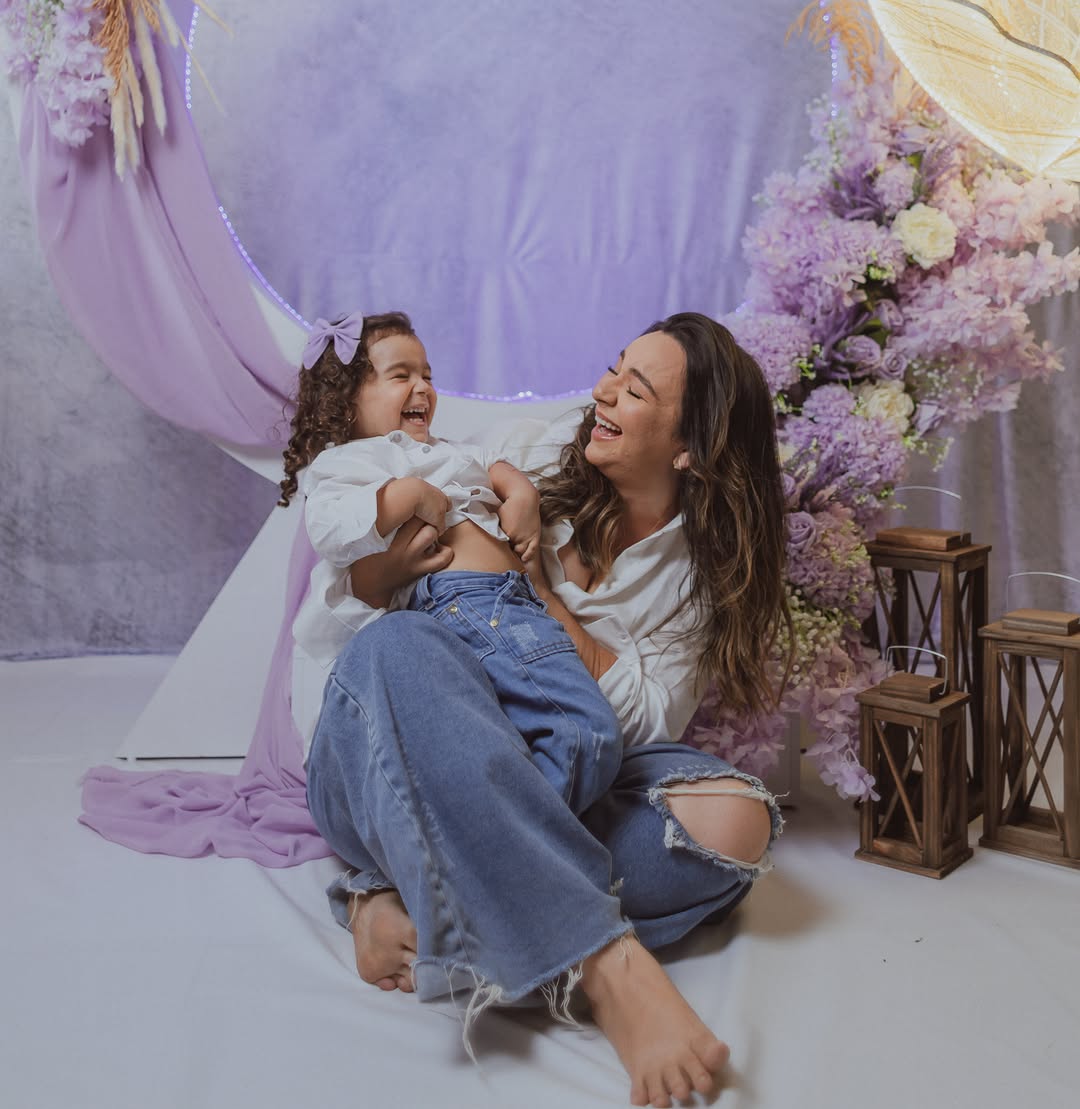 Quem me ensinou que não preciso perpetuar um ciclo de ausência, amo minha vida com você minha filha 🥹❤️ 

Fotografia: @studioefotografia_