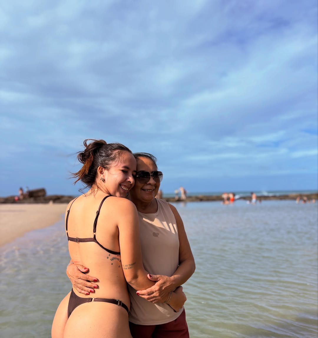 Mãe, você é meu raio de sol, minha força em meio as tempestades, paz durante o caos, um dos motivos pelo qual eu nunca desisti e o mais lindo amor de Deus! 

Você é meu maior e melhor exemplo de força, família e amor! Eu te agradeço por tudo que fez e faz por nós. Que Deus me permita retribuir como você merece! 

Todos os dias são seus sim, afinal, uma mãe como você merece ser amada e homenageada sempre!

Deus, obrigada por ter sido ela, a melhor escolha de mãe/pai.

Feliz dia das mães a todas q