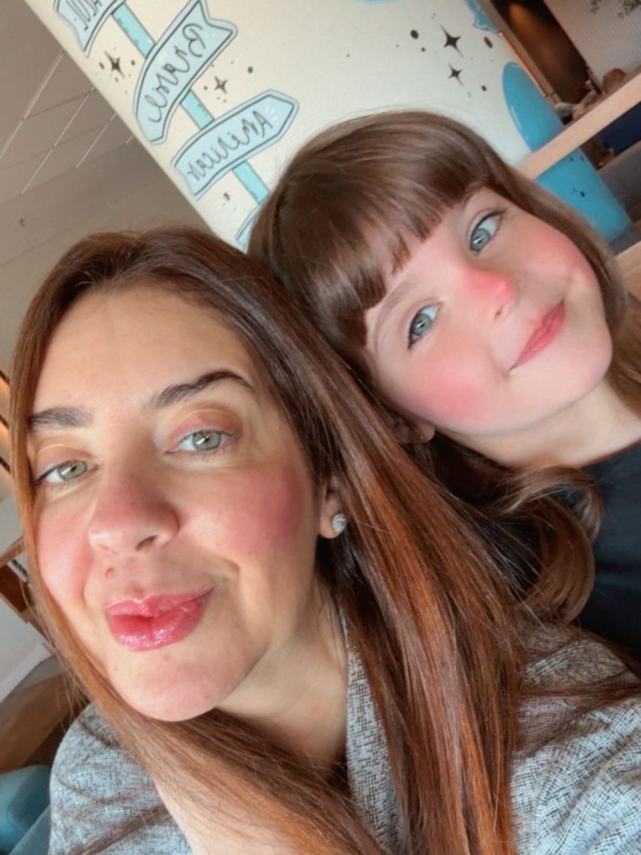 Hoje dia das Mães, mas a verdade é que eu te admiro todos os dias. Quando olho pra Lolô, vejo o quanto Deus foi bom em escolher exatamente você pra ser mãe dela. 

Tem coisas que só você consegue fazer do jeito que faz, o cuidado, carinho, a sensibilidade, a atenção nas pequenas coisas, você consegue alcançar o coraçãozinho dela de um jeito único, e mesmo quando você acha que não está sendo suficiente, eu queria que você enxergasse o quanto já é incrível, uma Mãe maravilhosa, muito melhor do que